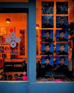 Vitrine mettant à l'honneur le vinyle Week-end à Rome Remixed